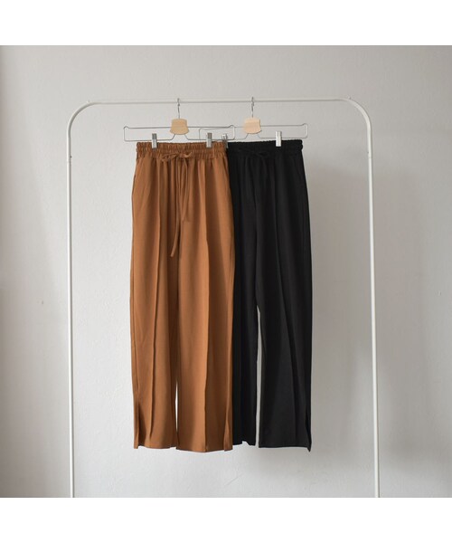 Lavish Gate（ラヴィッシュゲート）の「bottoms-02069　サイドスリット　ピンタック イージー パンツ　キャメル　ブラック（その他パンツ・レディース・その他）」の8枚目の写真