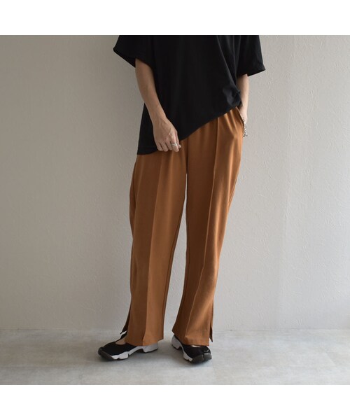 Lavish Gate（ラヴィッシュゲート）の「bottoms-02069　サイドスリット　ピンタック イージー パンツ　キャメル　ブラック（その他パンツ・レディース・その他）」の4枚目の写真