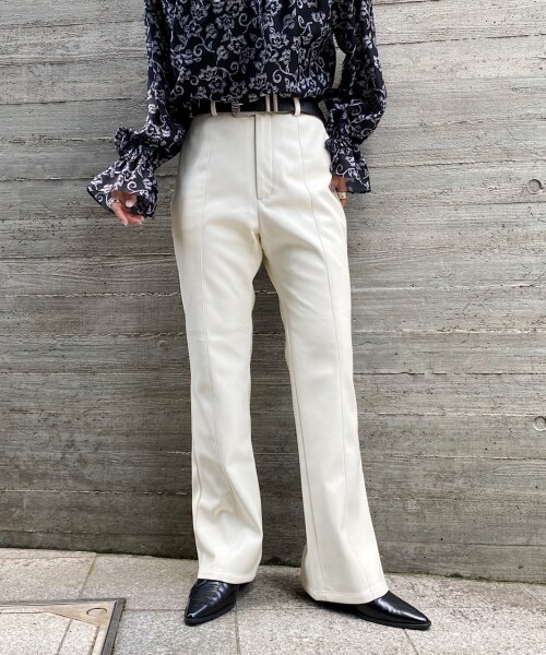 PAGEBOY(ページボーイ)の「エコレザーバックスリットパンツ(パンツ・レディース・オフホワイト/ブラック/マロン・S/M)」の1枚目の写真