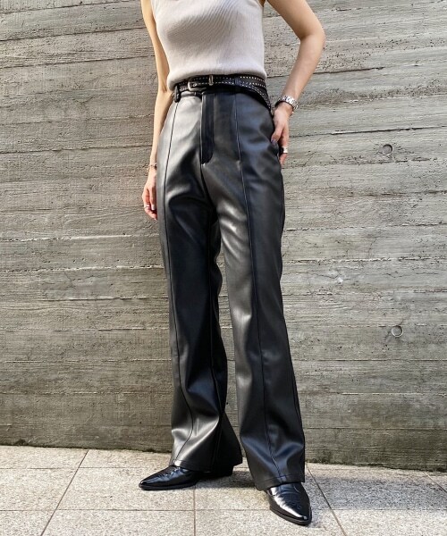 PAGEBOY(ページボーイ)の「エコレザーバックスリットパンツ(パンツ・レディース・オフホワイト/ブラック/マロン・S/M)」の2枚目の写真