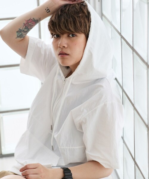 BOYSHE（ボーイシー）の「アノラック半袖フードパーカー　ホワイト（パーカー・レディース・その他）」の2枚目の写真