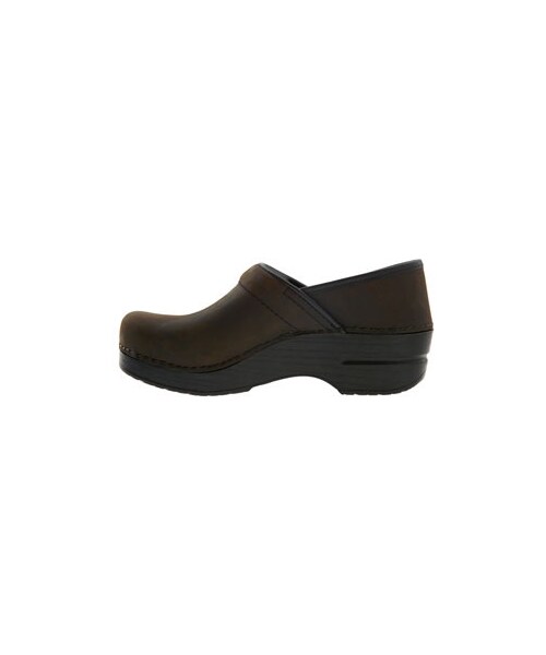 dansko（ダンスコ）の「Dansko 'Professional - Narrow' Oiled Leather Clog（サンダル・レディース・Antique Brown Oiled/Black Oiled・Regular 5.5-6US / 36EU N/Regular 6.5-7US / 37EU N/Regular 7.5-8US / 38EU N/Regular 8.5-9US / 39EU N/Regular 9.5-10US / 40EU N/Regular 10.5-11US / 41EU N/Regular 11.5-12US / 42EU N）」の2枚目の写真