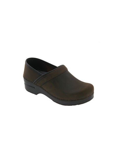 dansko（ダンスコ）の「Dansko 'Professional - Narrow' Oiled Leather Clog（サンダル・レディース・Antique Brown Oiled/Black Oiled・Regular 5.5-6US / 36EU N/Regular 6.5-7US / 37EU N/Regular 7.5-8US / 38EU N/Regular 8.5-9US / 39EU N/Regular 9.5-10US / 40EU N/Regular 10.5-11US / 41EU N/Regular 11.5-12US / 42EU N）」の3枚目の写真