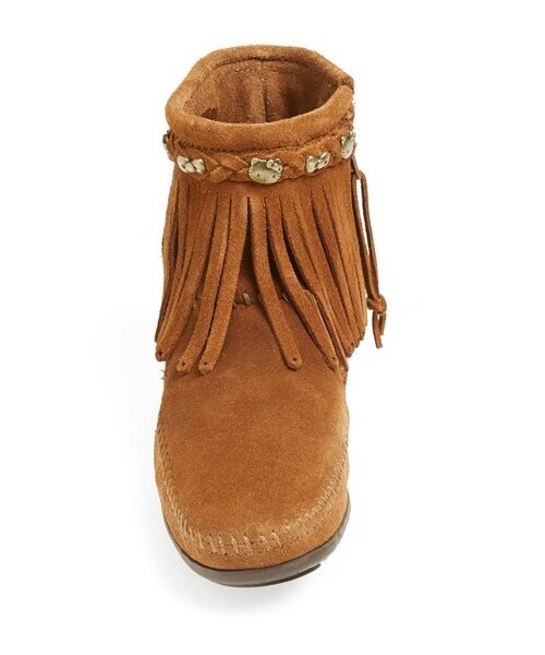 Minnetonka（ミネトンカ）の「Minnetonka Hello Kitty® Fringe Boot (Women)（ブーツ・レディース・Black/Dusty Brown・5 M/5.5 M/6 M/6.5 M/7 M/7.5 M/8 M/8.5 M/9 M/9.5 M/10 M/11 M）」の2枚目の写真