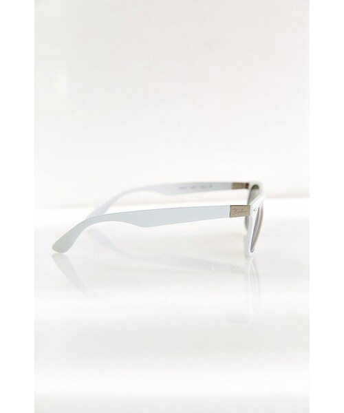 Ray-Ban（レイバン）の「Ray-Ban Liteforce White Wayfarer Sunglasses（サングラス・レディース・WHITE・ONE SIZE）」の4枚目の写真
