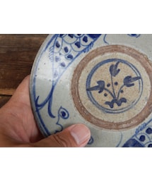 【染付魚文皿 】安南絞手 蛇の目高台 省略草文 釉剥ぎの重ね焼き跡 Handmade（ハンドメイド）の「antiques 安南焼 染付 魚文 4.6寸皿 two