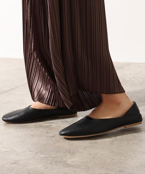 OZOC(オゾック)の「フラットバブーシュ(シューズ・レディース・ブラック(019)/チャコールグレー(014)/ブラウン(142)/モデル情報:身長157cm 着用サイズ35(23.5cm)/モデル情報:身長167cm 着用サイズ45(24.5cm)・35(23.5cm)/45(24.5cm))」の14枚目の写真