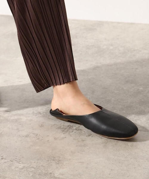 OZOC(オゾック)の「フラットバブーシュ(シューズ・レディース・ブラック(019)/チャコールグレー(014)/ブラウン(142)/モデル情報:身長157cm 着用サイズ35(23.5cm)/モデル情報:身長167cm 着用サイズ45(24.5cm)・35(23.5cm)/45(24.5cm))」の13枚目の写真