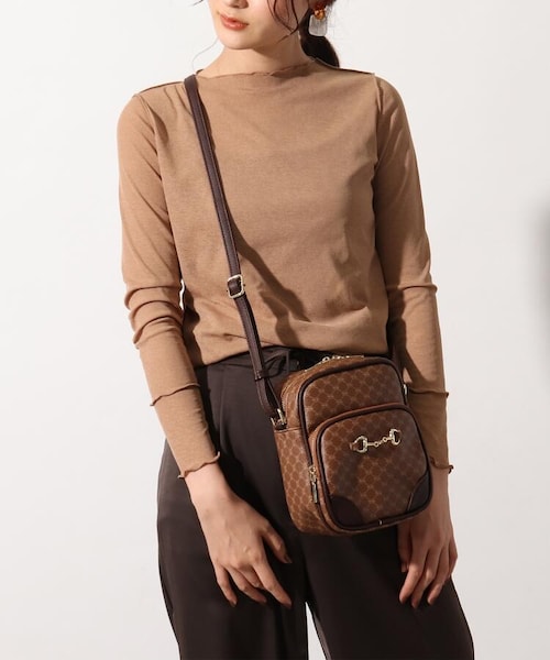 OZOC(オゾック)の「オリジナルモノグラム柄縦長ショルダー(バッグ・レディース・ダークブラウン(143)/アイボリー(104)/キャメル(141)/ブラック(019)/ブラウン(142)/ブラック(119)・00(FREE))」の5枚目の写真