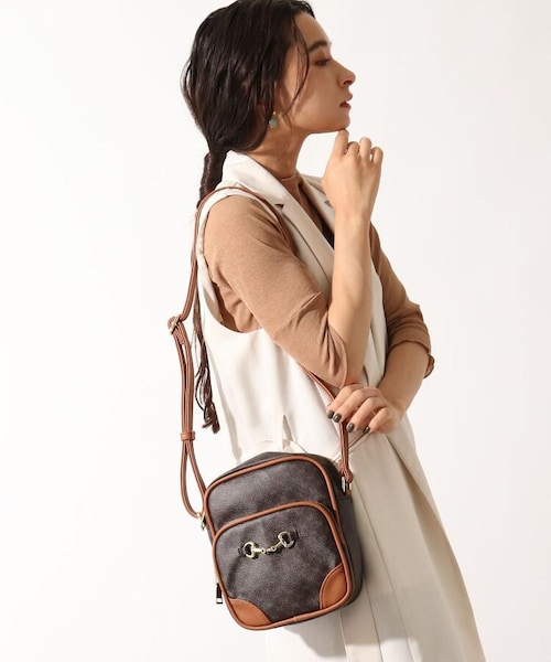 OZOC(オゾック)の「オリジナルモノグラム柄縦長ショルダー(バッグ・レディース・ダークブラウン(143)/アイボリー(104)/キャメル(141)/ブラック(019)/ブラウン(142)/ブラック(119)・00(FREE))」の14枚目の写真