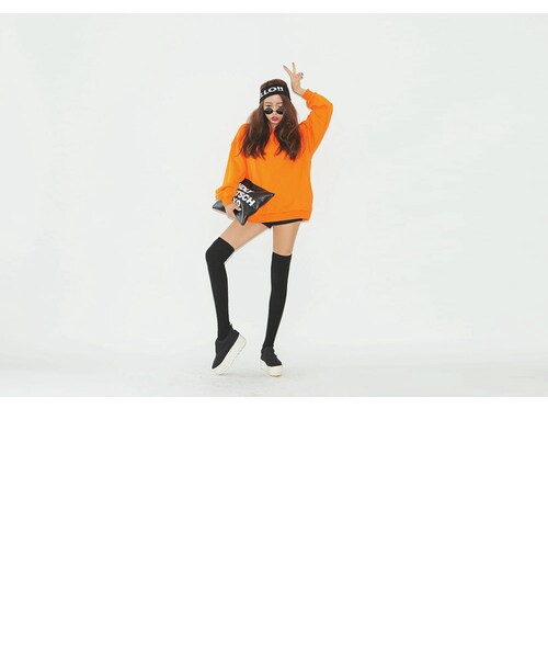 STYLENANDA（スタイルナンダ）の「カラフル無地ベーシックスウェットトレーナー（トップス・レディース・ネイビー/マスタード/オレンジ/ブラック/グリーン/パープル/メランジグレー/ワイン・フリーサイズ）」の22枚目の写真