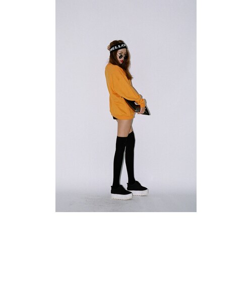 STYLENANDA（スタイルナンダ）の「カラフル無地ベーシックスウェットトレーナー（トップス・レディース・ネイビー/マスタード/オレンジ/ブラック/グリーン/パープル/メランジグレー/ワイン・フリーサイズ）」の21枚目の写真