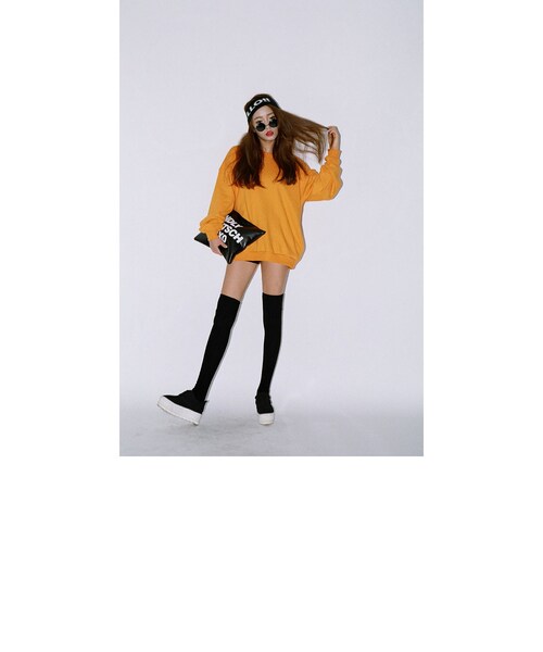 STYLENANDA（スタイルナンダ）の「カラフル無地ベーシックスウェットトレーナー（トップス・レディース・ネイビー/マスタード/オレンジ/ブラック/グリーン/パープル/メランジグレー/ワイン・フリーサイズ）」の20枚目の写真