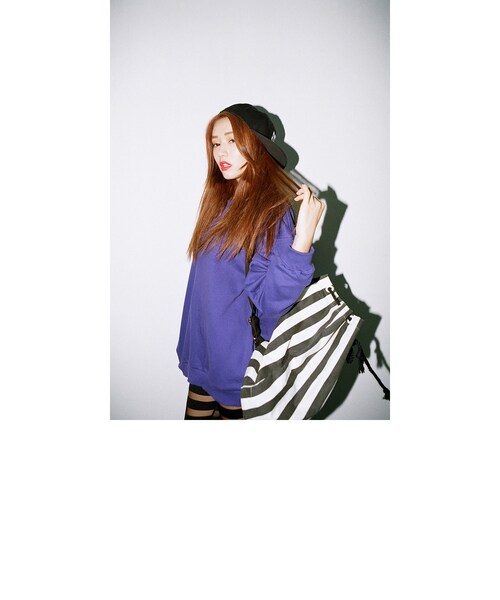 STYLENANDA（スタイルナンダ）の「カラフル無地ベーシックスウェットトレーナー（トップス・レディース・ネイビー/マスタード/オレンジ/ブラック/グリーン/パープル/メランジグレー/ワイン・フリーサイズ）」の6枚目の写真