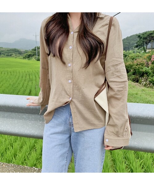 HOTPING(ホッピン)の「オーバーサイズアンバランスヘムリップルシャツ(シャツ/ブラウス・レディース・Beige/White・XS-M/L-XL/2XL-3XL)」の1枚目の写真