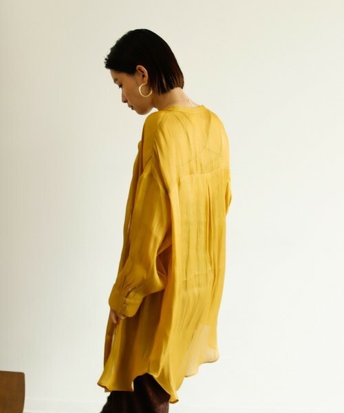 VACANCY（ヴァカンシー）の「シャイニーオーバーバンドカラーシャツ（シャツ/ブラウス・レディース・ベージュ/ブラウン/その他/イエロー・FREE）」の3枚目の写真