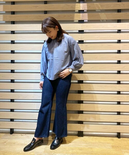 OZOC（オゾック）の「[洗える]オーガニックコットンフレアデニムパンツ（パンツ・レディース・ライトブルー(091)/ネイビー(093)/モデル情報:身長160cm 着用サイズ38(M)/モデル情報:身長167cm 着用サイズ38(M)/モデル情報:身長163cm 着用サイズ38(M)/モデル情報:身長168cm 着用サイズ38(M)・38(M)/40(L)）」の18枚目の写真