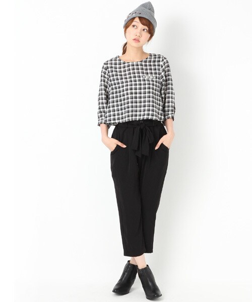 LOWRYS FARM（ローリーズファーム）の「フハク７分袖＊テーパードパンツ（ワンピース/ドレス・レディース・オフ×デニム/チェック×ブラック/ストライプ×ネイビー・Ｍ/Ｌ）」の2枚目の写真