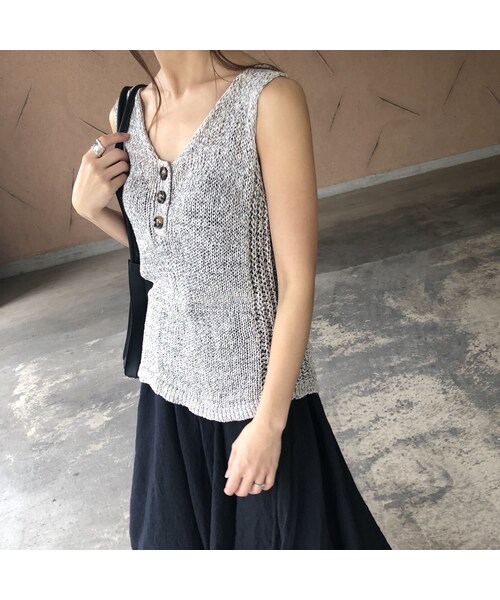 copine（コピン）の「大人可愛い！ボタンデザインノースリーブ(3color)【クリックポスト対象商品】（タンクトップ・レディース・その他）」の4枚目の写真