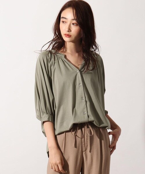 OZOC（オゾック）の「[洗える]シャーリングネックパフスリーブブラウス（トップス・レディース・オフホワイト(003)/ベージュ(052)/サックス(090)/カーキ(027)/ボルドー(064)・38(M)）」の19枚目の写真