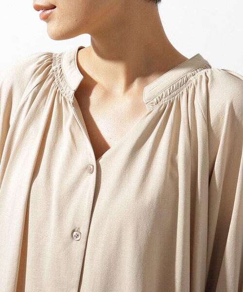 OZOC（オゾック）の「[洗える]シャーリングネックパフスリーブブラウス（トップス・レディース・オフホワイト(003)/ベージュ(052)/サックス(090)/カーキ(027)/ボルドー(064)・38(M)）」の9枚目の写真