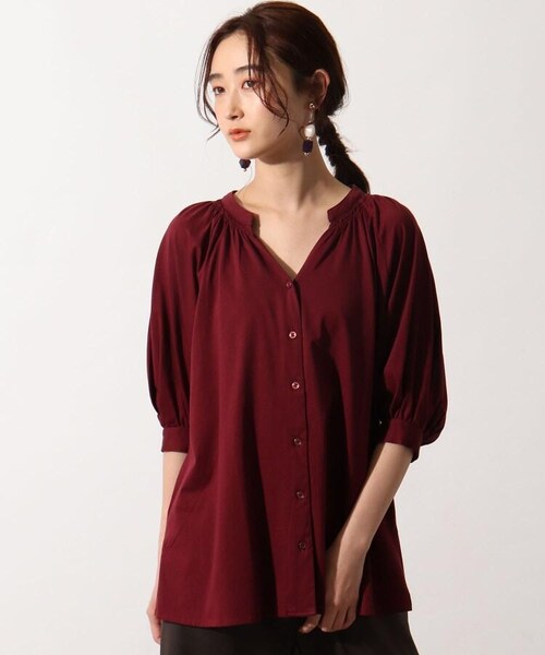 OZOC（オゾック）の「[洗える]シャーリングネックパフスリーブブラウス（トップス・レディース・オフホワイト(003)/ベージュ(052)/サックス(090)/カーキ(027)/ボルドー(064)・38(M)）」の5枚目の写真