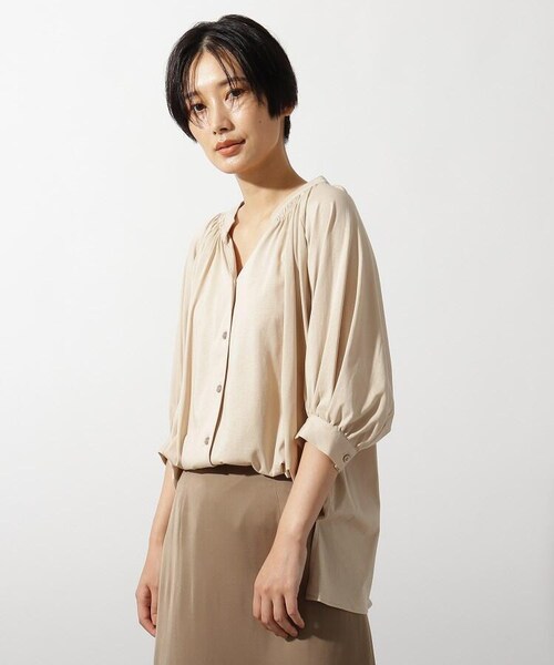 OZOC（オゾック）の「[洗える]シャーリングネックパフスリーブブラウス（トップス・レディース・オフホワイト(003)/ベージュ(052)/サックス(090)/カーキ(027)/ボルドー(064)・38(M)）」の2枚目の写真
