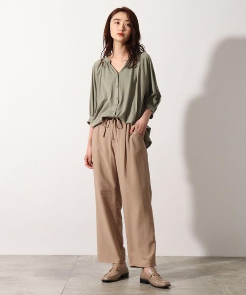 OZOC（オゾック）の「[洗える]シャーリングネックパフスリーブブラウス（トップス・レディース・オフホワイト(003)/ベージュ(052)/サックス(090)/カーキ(027)/ボルドー(064)・38(M)）」の21枚目の写真