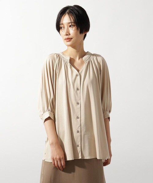 OZOC（オゾック）の「[洗える]シャーリングネックパフスリーブブラウス（トップス・レディース・オフホワイト(003)/ベージュ(052)/サックス(090)/カーキ(027)/ボルドー(064)・38(M)）」の6枚目の写真