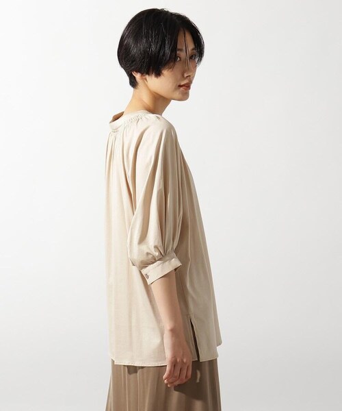 OZOC（オゾック）の「[洗える]シャーリングネックパフスリーブブラウス（トップス・レディース・オフホワイト(003)/ベージュ(052)/サックス(090)/カーキ(027)/ボルドー(064)・38(M)）」の18枚目の写真