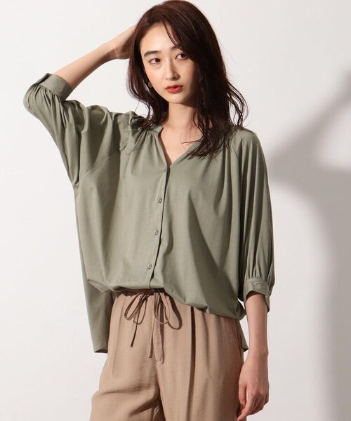 OZOC（オゾック）の「[洗える]シャーリングネックパフスリーブブラウス（トップス・レディース・オフホワイト(003)/ベージュ(052)/サックス(090)/カーキ(027)/ボルドー(064)・38(M)）」の4枚目の写真