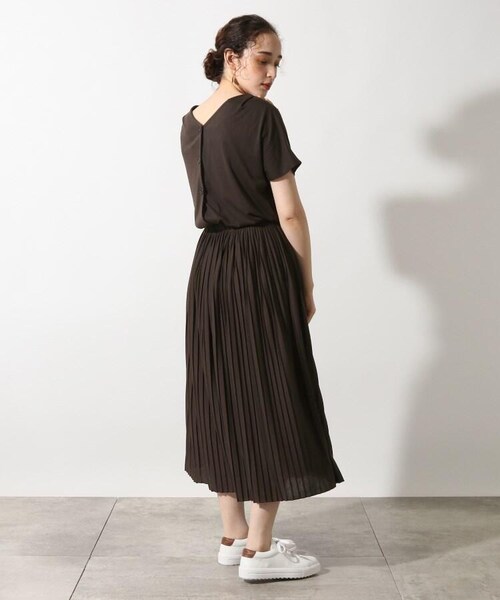 OZOC（オゾック）の「[洗える]2WAYプリーツワンピース（ワンピース/ドレス・レディース・ブルー(092)/ナチュラル(050)/ダークブラウン(043)/モデル情報:身長150cm 着用サイズ38(M)/モデル情報:身長157cm 着用サイズ38(M)/モデル情報:身長160cm 着用サイズ38(M)/モデル情報:身長165cm 着用サイズ38(M)・38(M)/50(L)）」の19枚目の写真