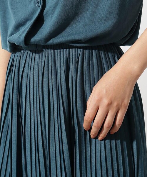 OZOC（オゾック）の「[洗える]2WAYプリーツワンピース（ワンピース/ドレス・レディース・ブルー(092)/ナチュラル(050)/ダークブラウン(043)/モデル情報:身長150cm 着用サイズ38(M)/モデル情報:身長157cm 着用サイズ38(M)/モデル情報:身長160cm 着用サイズ38(M)/モデル情報:身長165cm 着用サイズ38(M)・38(M)/50(L)）」の9枚目の写真
