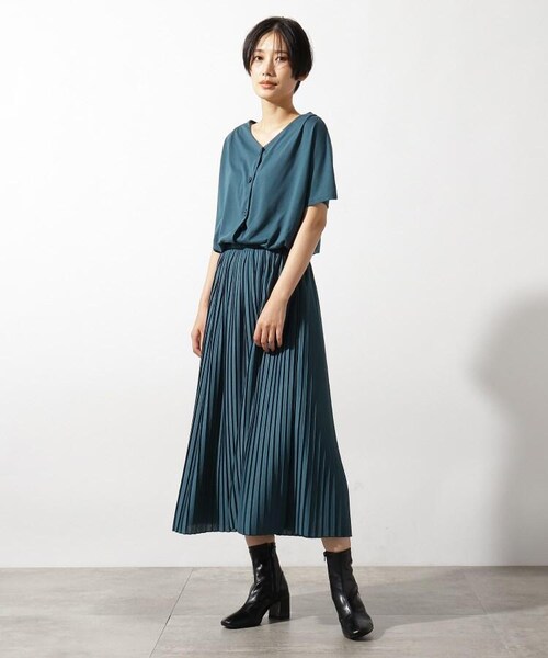 OZOC（オゾック）の「[洗える]2WAYプリーツワンピース（ワンピース/ドレス・レディース・ブルー(092)/ナチュラル(050)/ダークブラウン(043)/モデル情報:身長150cm 着用サイズ38(M)/モデル情報:身長157cm 着用サイズ38(M)/モデル情報:身長160cm 着用サイズ38(M)/モデル情報:身長165cm 着用サイズ38(M)・38(M)/50(L)）」の3枚目の写真