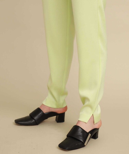 FEMMENT（ファモン）の「バックサテンフロントタックパンツ（パンツ・レディース・BLACK/YELLOW/YLW・1/3）」の9枚目の写真