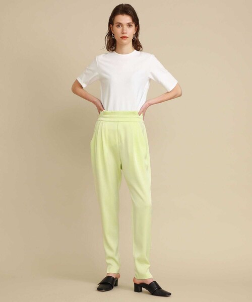 FEMMENT（ファモン）の「バックサテンフロントタックパンツ（パンツ・レディース・BLACK/YELLOW/YLW・1/3）」の2枚目の写真