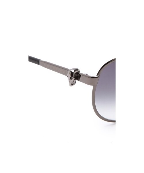 Alexander McQueen（アレキサンダーマックイーン）の「Alexander McQueen Metal Aviator Sunglasses with Skulls（サングラス・Dark Ruthenium/Grey・One Size）」の2枚目の写真
