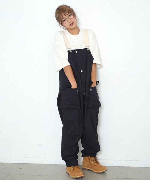 BOYSHE(ボーイシー)の「オーバーサイズ オーバーオール ネイビー(チノパンツ・レディース・その他)」の4枚目の写真
