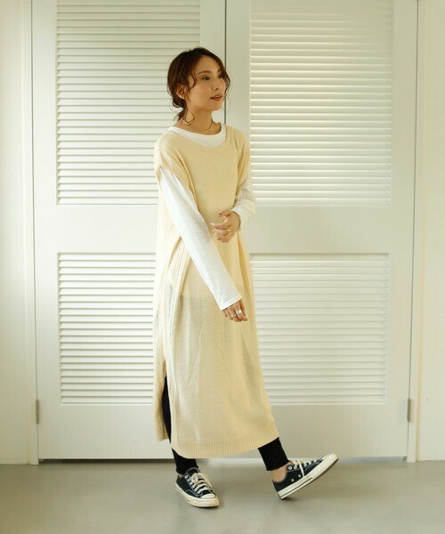 Auntie Rosa Holiday（アンティローザホリデー）の「サイド透かし編みニットベストワンピース（ワンピース・レディース・ホワイト/レッド/ベージュ・FREE）」の2枚目の写真
