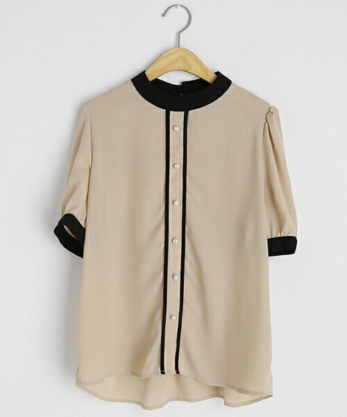 DHOLIC（ディーホリック）の「パールコントラストカラーブラウス（シャツ/ブラウス・レディース・ホワイト/ベージュ・FREE）」の2枚目の写真