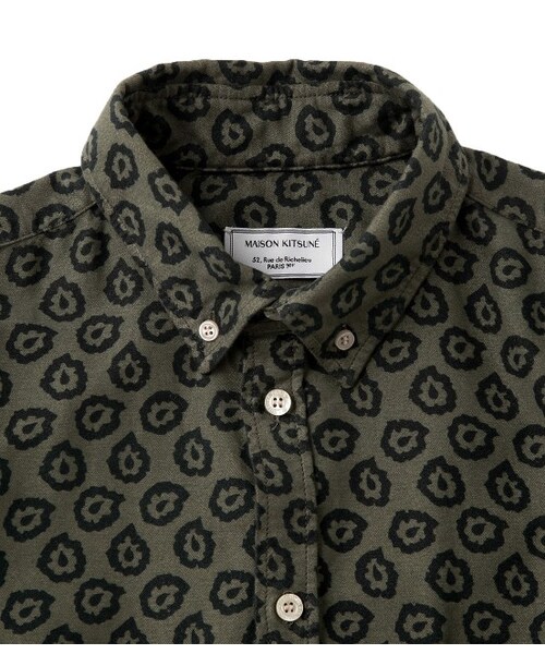 Maison Kitsune（メゾンキツネ）の「【先行受注】CLASSIC BD POCKET FLYING SPARK（トップス・メンズ・レッド/ワイン・38/39/40）」の5枚目の写真