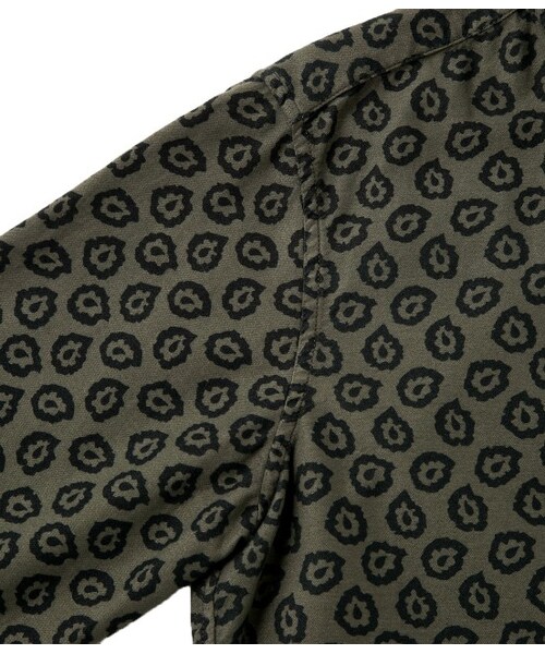 Maison Kitsune（メゾンキツネ）の「【先行受注】CLASSIC BD POCKET FLYING SPARK（トップス・メンズ・レッド/ワイン・38/39/40）」の6枚目の写真