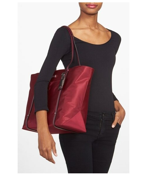 【美品】TUMI エブリデイトート　トートバッグ　ワインレッド VOYAGEUR ジャスト・イン・ケース・ミディアム・トート / TUMI