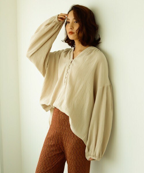 Auntie Rosa Holiday(アンティローザホリデー)の「ガーゼぺザントブラウス(シャツ/ブラウス・レディース・ベージュ/ブラック/レッド/ブラウン・FREE)」の1枚目の写真