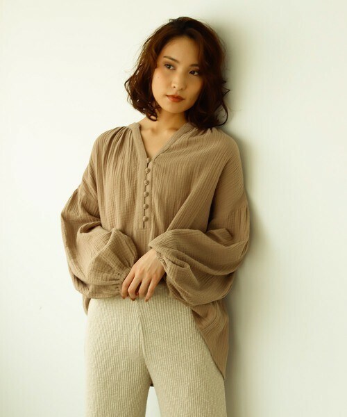 Auntie Rosa Holiday(アンティローザホリデー)の「ガーゼぺザントブラウス(シャツ/ブラウス・レディース・ベージュ/ブラック/レッド/ブラウン・FREE)」の3枚目の写真