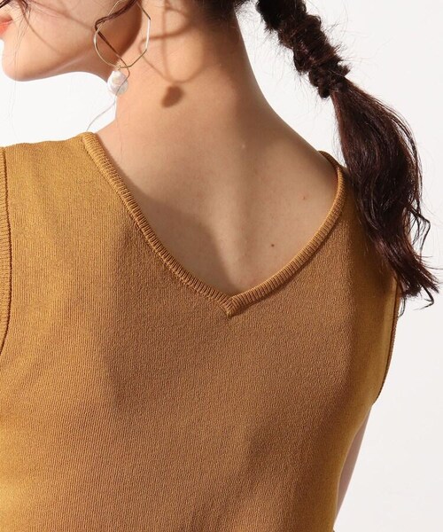 OZOC(オゾック)の「ノースリーブニット(トップス・レディース・オフホワイト(003)/キャメル(041)/ナチュラル(050)/モデル情報:身長165cm 着用サイズ38(M)/モデル情報:身長168cm 着用サイズ38(M)・38(M))」の9枚目の写真