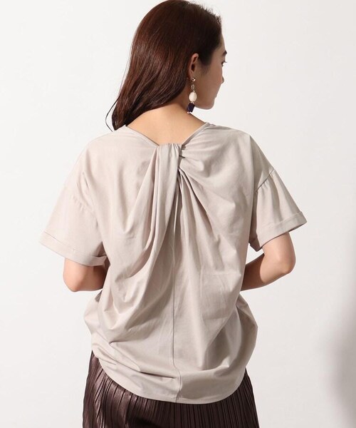 OZOC（オゾック）の「[26(S)/52(LL)WEB限定サイズ][洗える]バックツイストプルオーバー（トップス・レディース・オフホワイト(003)/ナチュラル(050)/サックス(090)/スミクロ(018)/モデル情報:身長163cm 着用サイズ38(M)・26(S)/38(M)/40(L)/52(LL)）」の2枚目の写真