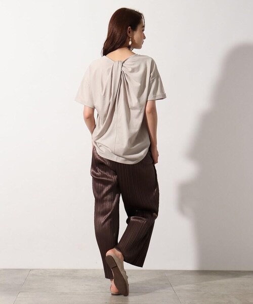 OZOC（オゾック）の「[26(S)/52(LL)WEB限定サイズ][洗える]バックツイストプルオーバー（トップス・レディース・オフホワイト(003)/ナチュラル(050)/サックス(090)/スミクロ(018)/モデル情報:身長163cm 着用サイズ38(M)・26(S)/38(M)/40(L)/52(LL)）」の14枚目の写真