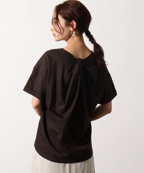 OZOC（オゾック）の「[26(S)/52(LL)WEB限定サイズ][洗える]バックツイストプルオーバー（トップス・レディース・オフホワイト(003)/ナチュラル(050)/サックス(090)/スミクロ(018)/モデル情報:身長163cm 着用サイズ38(M)・26(S)/38(M)/40(L)/52(LL)）」の4枚目の写真