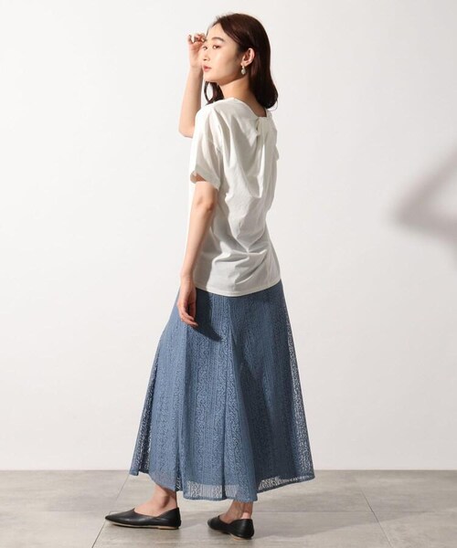 OZOC（オゾック）の「[26(S)/52(LL)WEB限定サイズ][洗える]バックツイストプルオーバー（トップス・レディース・オフホワイト(003)/ナチュラル(050)/サックス(090)/スミクロ(018)/モデル情報:身長163cm 着用サイズ38(M)・26(S)/38(M)/40(L)/52(LL)）」の20枚目の写真